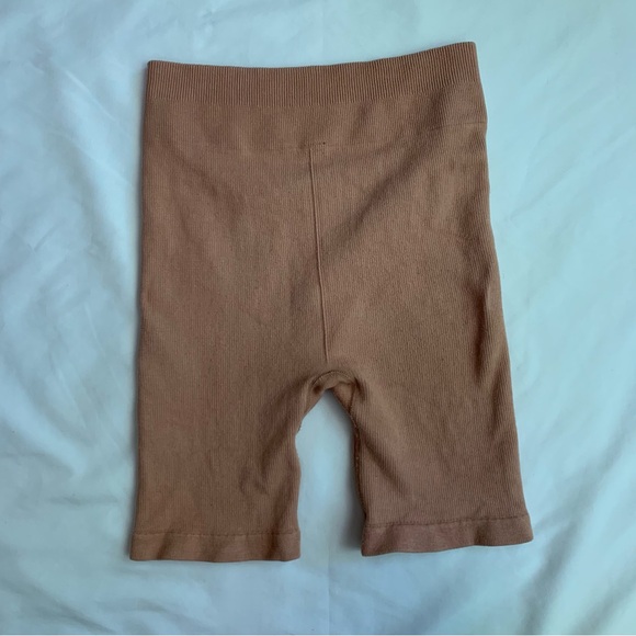 Fabletics Cloud Seamless High-Waisted 7” Shorts - Picture 3 of 4